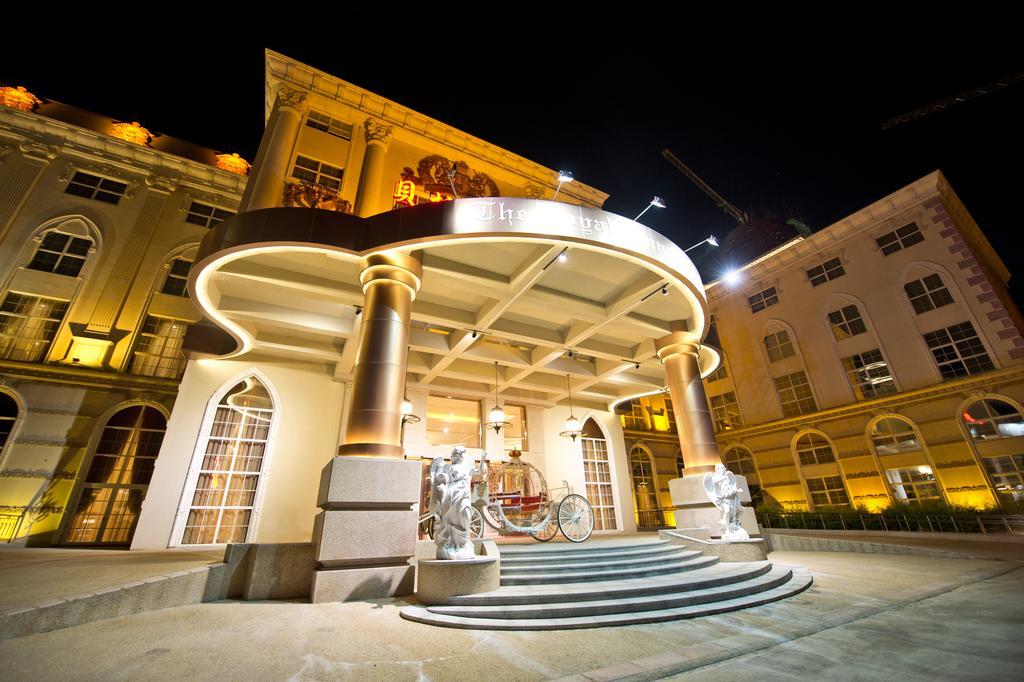 The Royal Pinnacle Hotel Doumen Exteriör bild